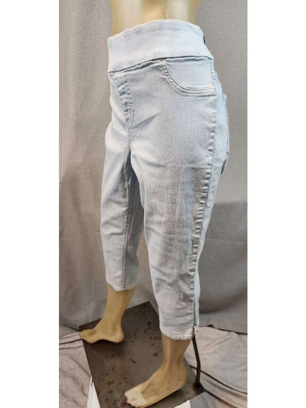 Chicos Capris Mid Light Wash Size 1 SMALL Casual Stretch Jeans Pants Pant USED - Picture 4 of 5